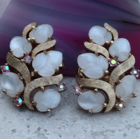 1960s ALFRED PHILIPPE Crown Trifari Moonstone Glass Fruit Salad Earrings - Picture 14 of 15